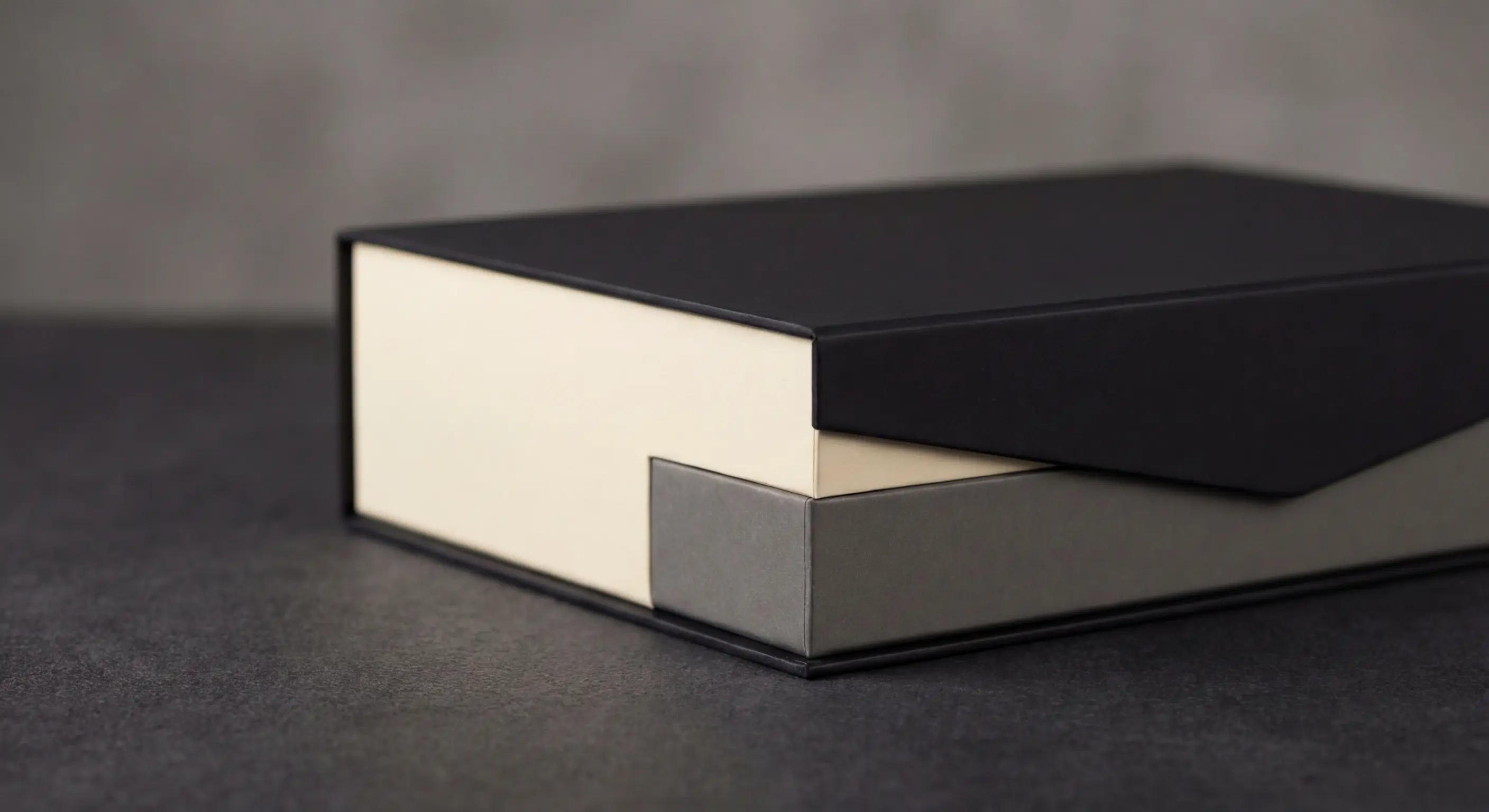 春節精裝禮盒設計：紅金配色、企業 LOGO 燙印與量產時程，春節精裝禮盒相關包裝說明圖