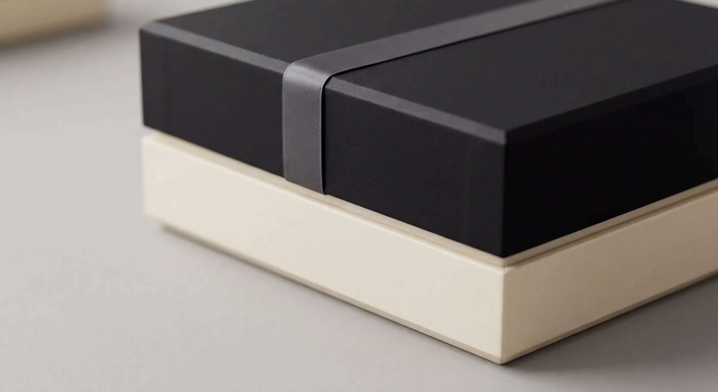 精裝盒緞帶與封口設計：蝴蝶結、磁扣、貼紙怎麼選？，精裝盒緞帶相關包裝說明圖