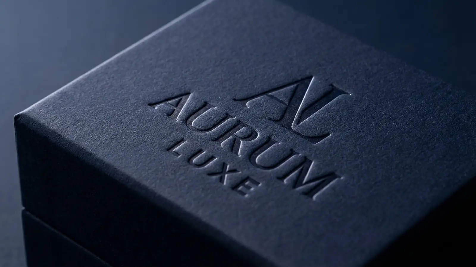 精裝盒打凹工藝示意:金屬模具將Logo向下壓入裱紙表面